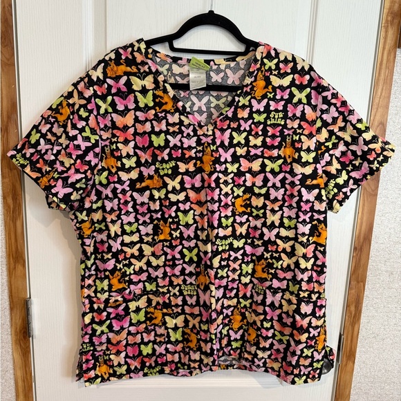 Scooby-Doo Butterfly Print Scrub Top - Picture 2 of 5